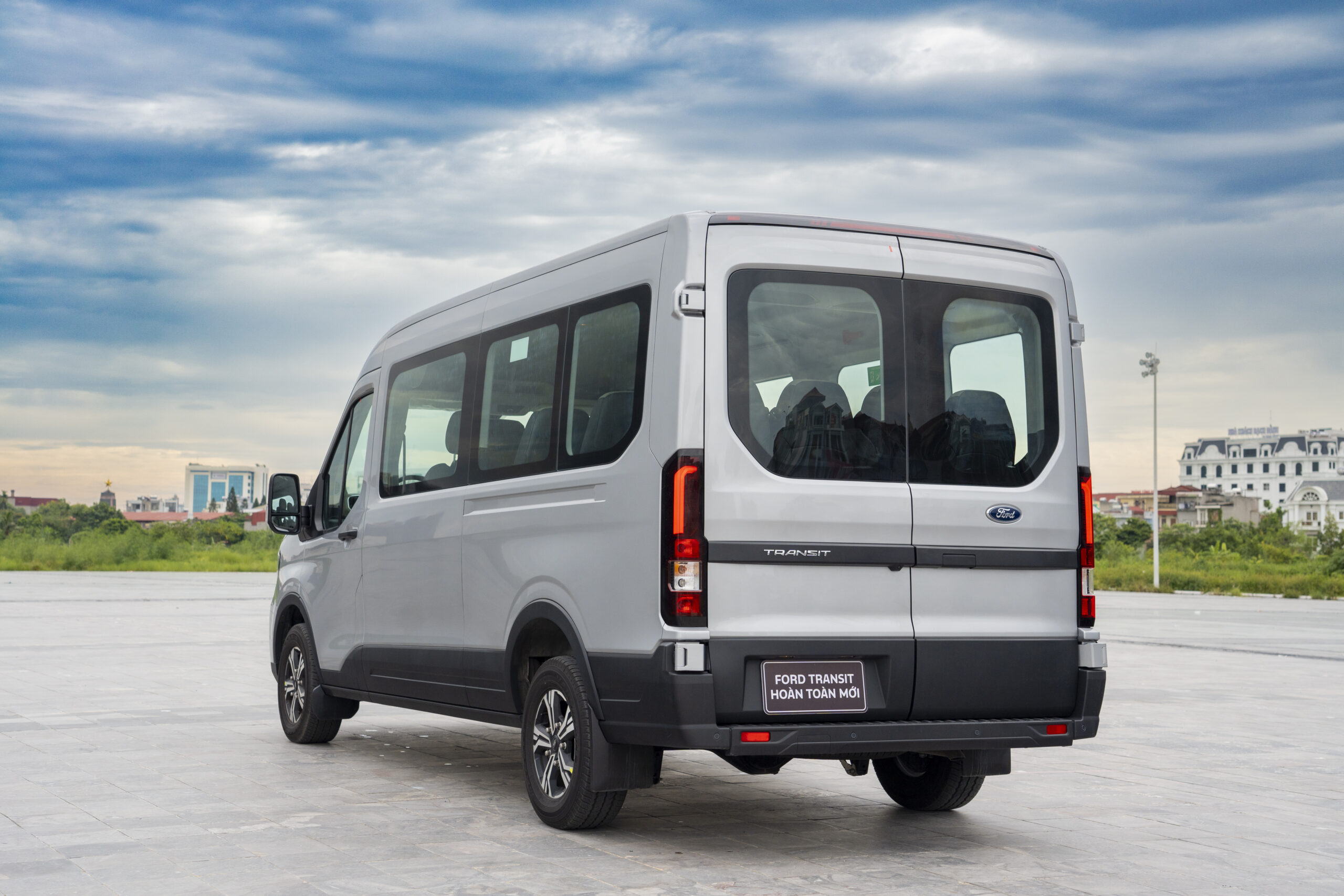 FORD TRANSIT 2024 TREND 16 CHỖ5