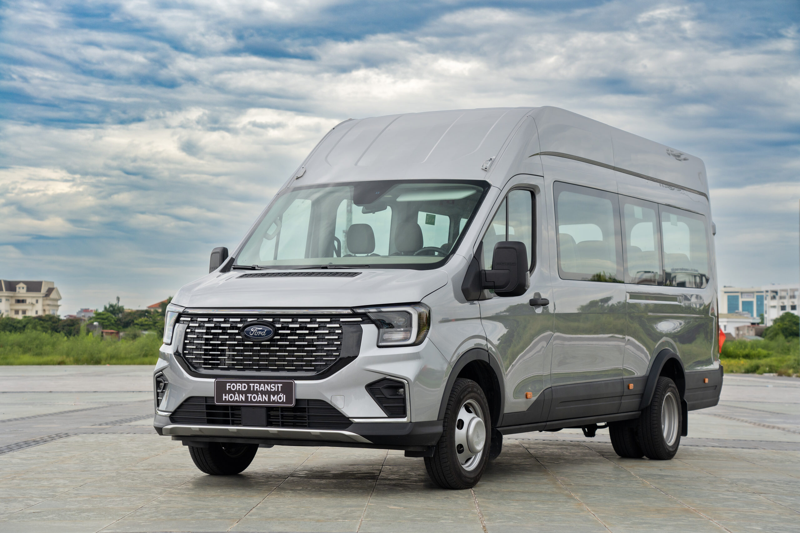 Ford Transit Premium + 18 chỗ 20244