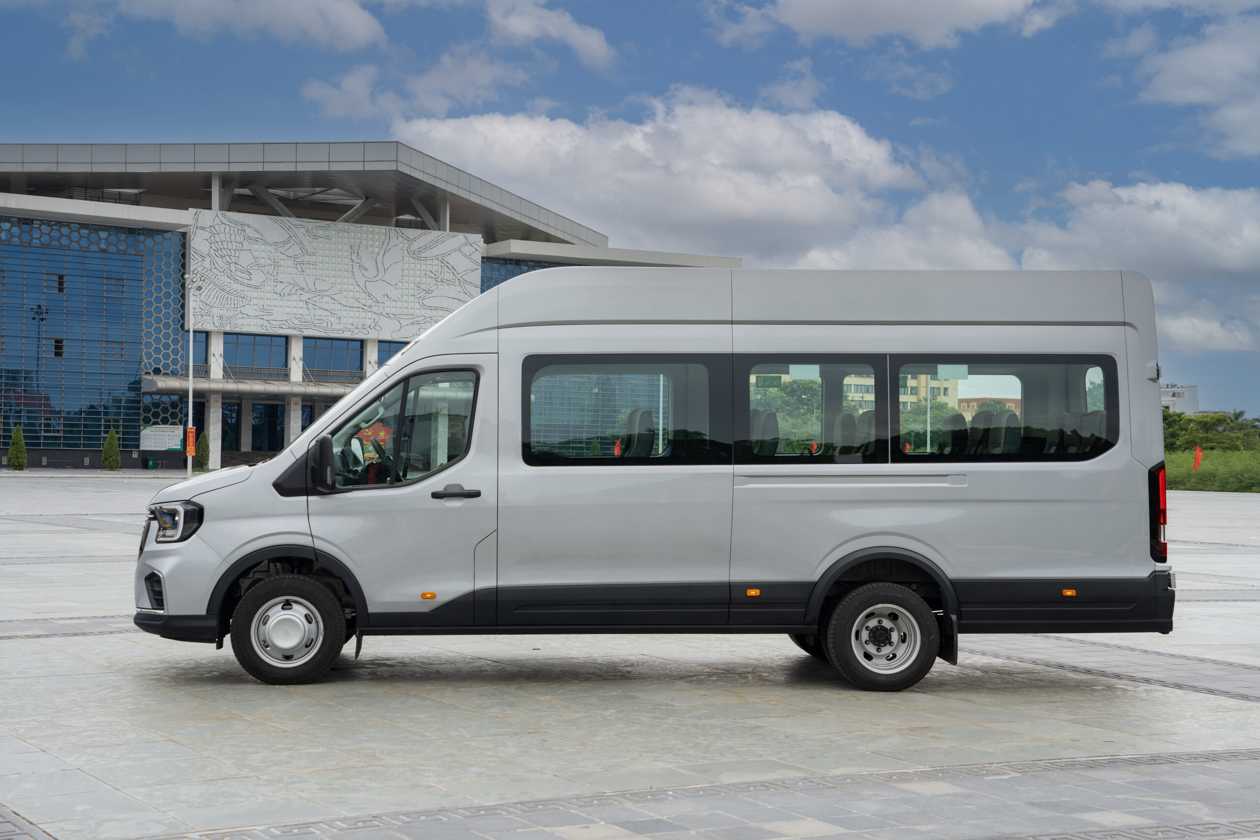 Ford Transit Premium + 18 chỗ 20245