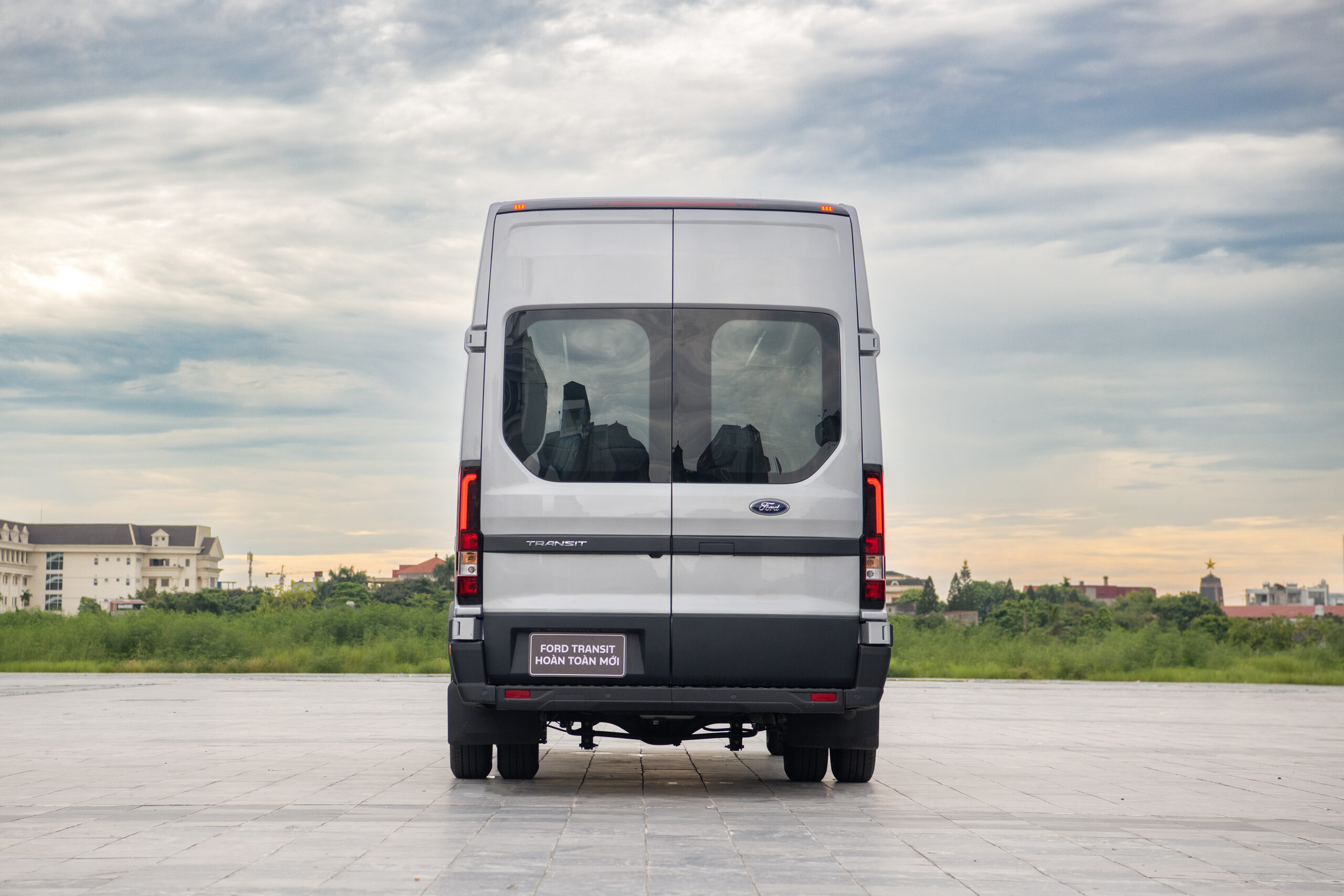 Ford Transit Premium + 18 chỗ 20247