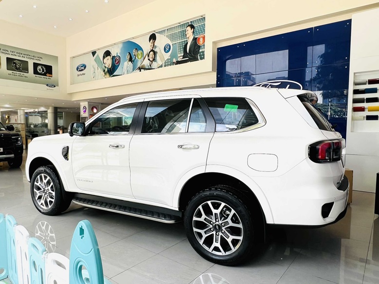 Thân xe Ford Everest Titanium 4x2